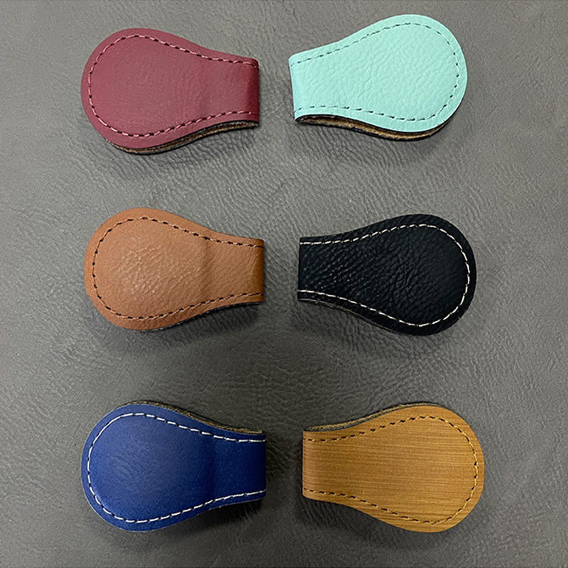 Semn de carte cu magnet din piele cu laser