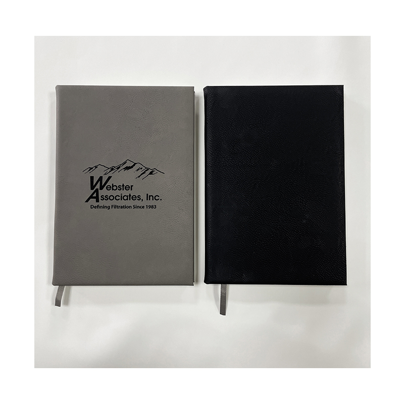 Jurnal din piele de 7' x 9 3/4'. Jurnal din piele de 7' x 9 3/4'.