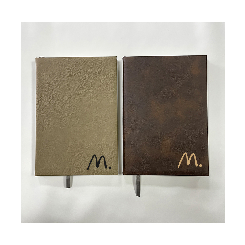 Jurnal din piele de 7' x 9 3/4'. Jurnal din piele de 7' x 9 3/4'.