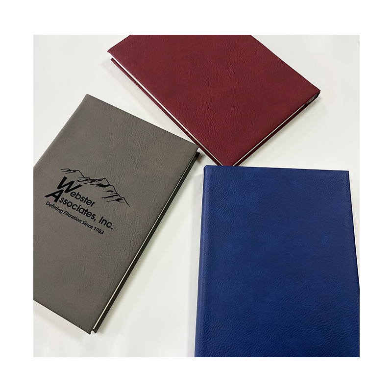 Jurnal din piele de 7' x 9 3/4'. Jurnal din piele de 7' x 9 3/4'.