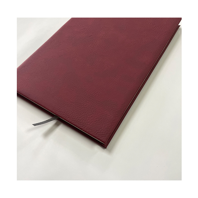 Jurnal din piele de 7' x 9 3/4'. Jurnal din piele de 7' x 9 3/4'.