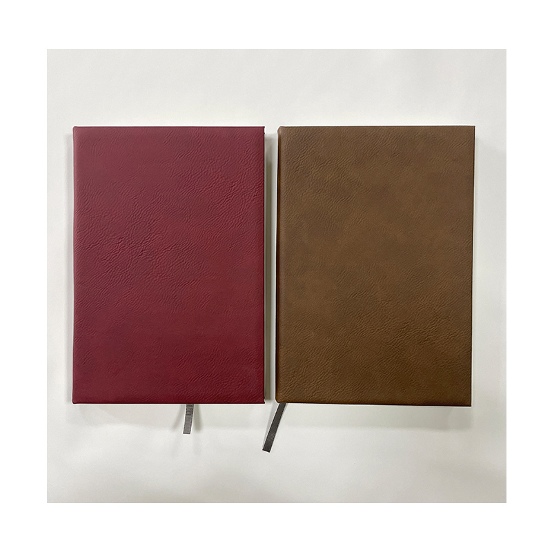 Jurnal din piele de 7' x 9 3/4'. Jurnal din piele de 7' x 9 3/4'.