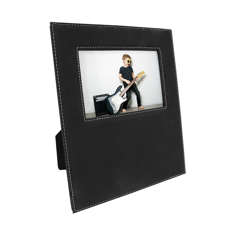 Rama foto din piele de 4' x 6' cu zonă de gravare de 4 1/4' x 7 7/8' Rama foto din piele de 4' x 6' cu zonă de gravare de 4 1/4' x 7 7/8'