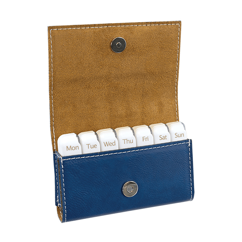 Cutie cu pastile din piele din piele laser de 4 3/4' x 3 1/8'. Cutie cu pastile din piele din piele laser de 4 3/4' x 3 1/8'.